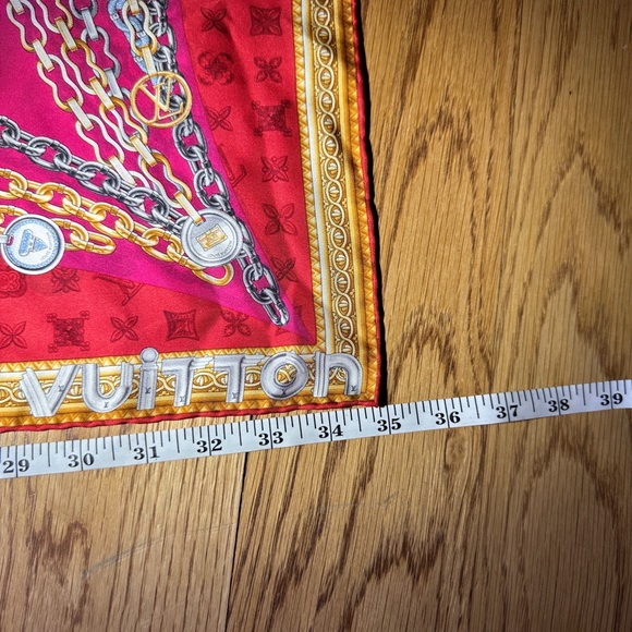 Luis Vuitton scarf. In excellent condition rarely ever used. - Picture 4 of 7